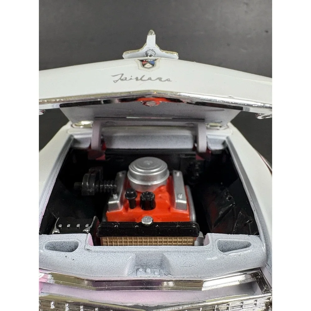 Road Signature 1955 Ford Fairlane Crown Victoria Pink White 1:18 Diecast